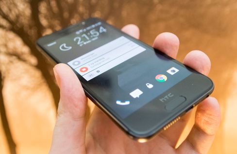Den er lekker å se til, og har god AMOLED-skjerm. Men det som foregår på skjermen er ofte frustrerende.