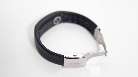 Båndet festes med en vanlig armbåndsur-mekanisme. Før du tar det på deg må du klippe til gummien så det passer.