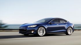 Tesla har gjort det skarpt med sin elektriske Model S, og har flere modeller på vei. Det er mye som tyder på at de ikke får dominere elbilmarekdet med luksuselbiler altfor lenge. 