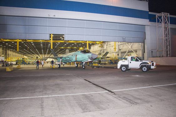 19. august ble AM-1 flyttet ut fra sluttmonteringsfabrikken til malehallen hos Lockheed Martin i Texas.