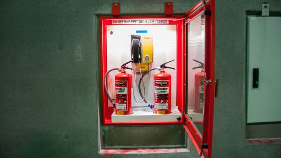 Nødskapene har detektorer som varsler Veitrafikksentralen om de åpnes. Dersom et brannslukkingsapparat fjernes, stenges tunnelen automatisk. 