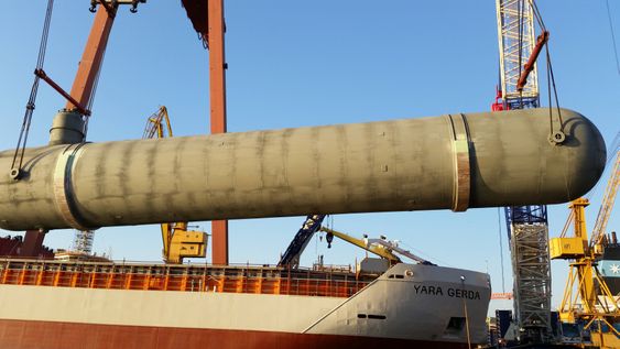 CO2-tanken som kan ta 1800 tonn nedkjølt CO2 heises om bord i Yara Gerda.