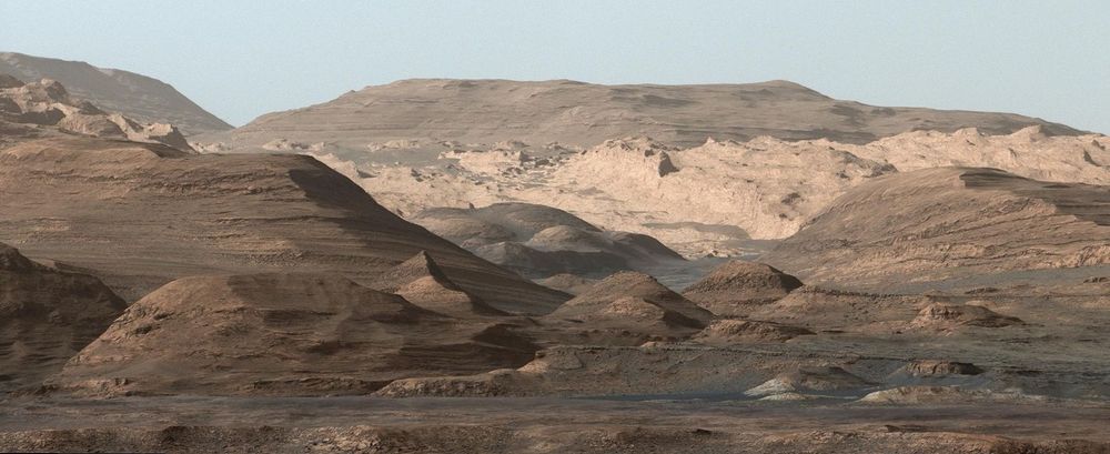 Dette bildet av Mount Sharp på Mars tok Curiosity-roveren i september.