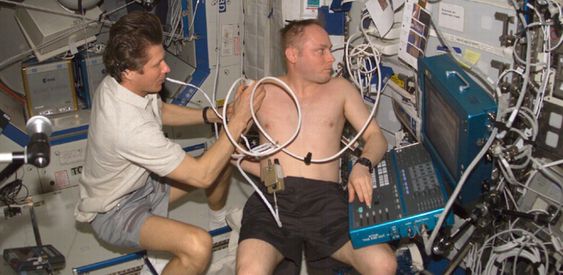 Kosmonaut Gennady Padalka gjennomfører en ultralyd-undersøkelse av astronaut Mike Fincke på ISS.