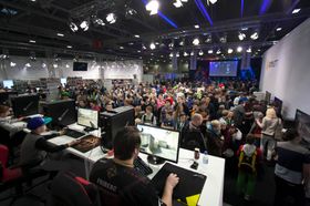 Det var populært i fjor da publikum fikk lov til å spille mot og med kjente e-sportutøvere.