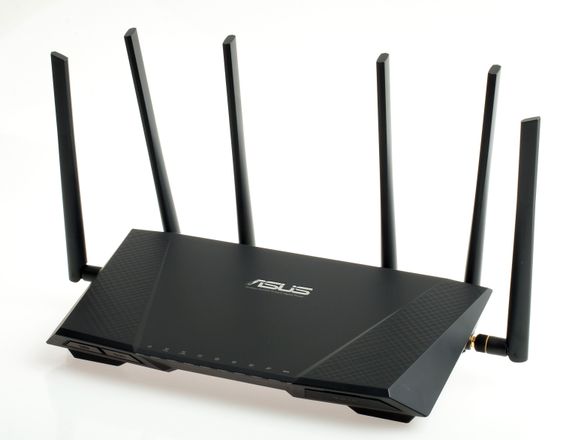 Asus RT-AC3200 har seks store antenner.