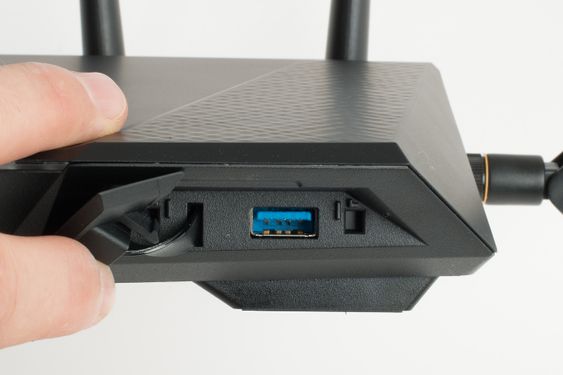 USB 3.0-porten sitter bak et deksel foran på ruteren.