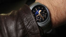 Kanskje vil det komme en ny Gear-smartklokke med den nye brikken. Dette er Samsung Gear S2.