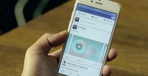 Trinn 2: Lim inn lenken i Facebook-appen på iPhone. Vennene dine vil se dette når de trykker Play-knappen.