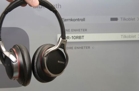 Bråkete spillkveld mens naboene sover? Nattmodus kan dempe den verste brumlebassen, eller du kan koble til trådløse hodetelefoner som disse.