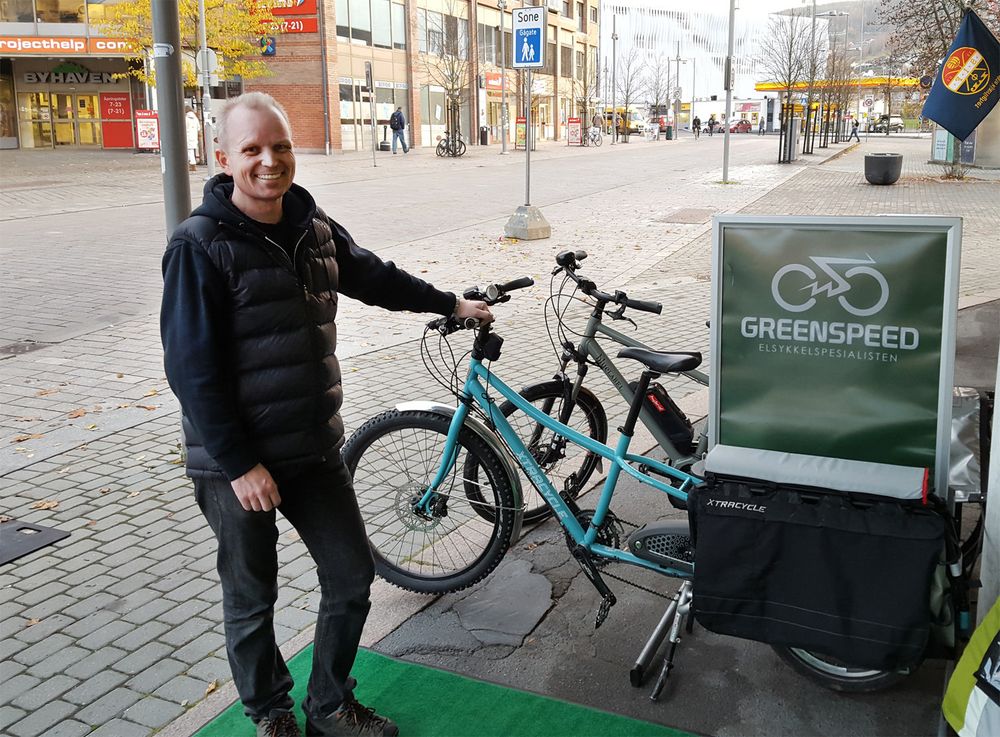 André Sæther ved Greenspeed Drammen viser frem variasjonen av elsykler. Her med en modell som kan ta to-tre barn på baggasjebrettet eller en kajakk på hver side.