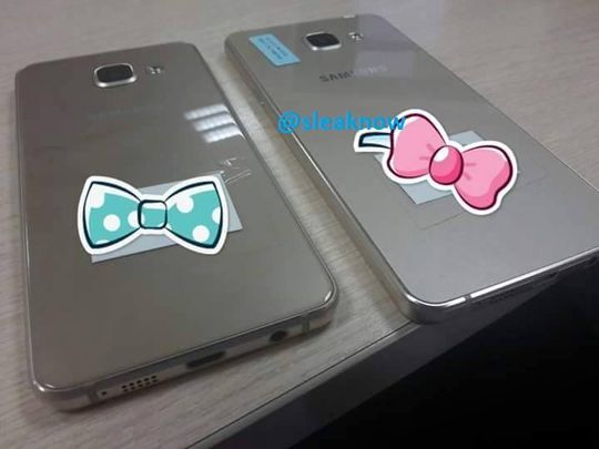 Baksiden i dagens Galaxy A3 og Galaxy A5 er av metall, men disse to nye modellene ser ut til å ha samme type bakside som Galaxy S6 – altså glass med metallfolie under. Hvorfor i all verden noen følte en trang til å montere babysløyfer på toppen av de to telefonene vites ikke.