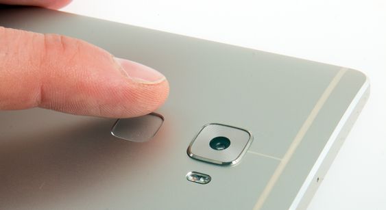 Fingeravtrykksleseren sitter på baksiden av telefonen.