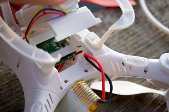 Denne batteriløsningen liker vi ikke. Det er fryktelig knotete å presse kontakten ned i det lille hullet, og ledningene på batteriet vil sannsynligvis ta skade av det til slutt.