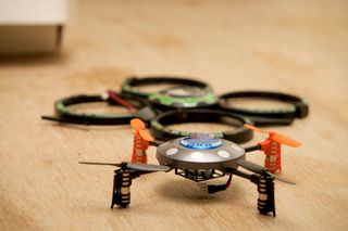 Her er det alternative dekselet til UDI Mini Drone, med originaldekselet i bakgrunnen.