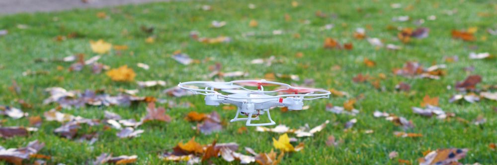 Focus Drone er ikke så vanskelig å kontrollere, men den blir veldig lett tatt av vinden på grunn av den relativt lave vekten.
