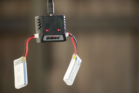UDI Mini Drone kommer med en forgrener som lar deg lade to batterier samtidig. Smart!