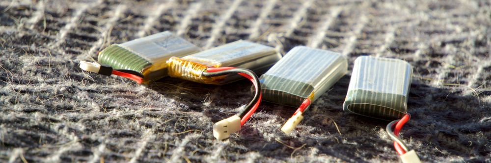 Slike batterier benyttes i de tre største dronene. Vi har ett ekstrabatteri, noe som er svært kjekt.
