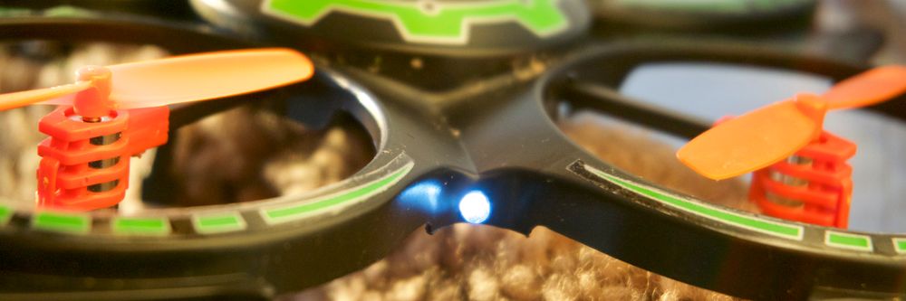 Dette lille lyset er det eneste på Mini Drone som hjelper deg i mørket.