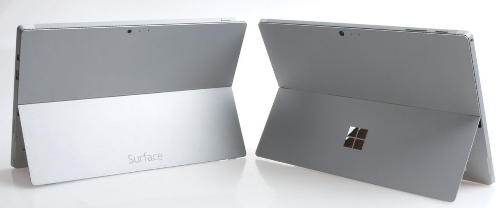 Baksiden har fått en annen dekor. Surface Pro 3 til venstre, Pro 4 til høyre.