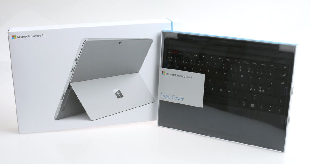 Surface Pro 4 og Surface Pro 4 Type Cover som det kommer innpakket.