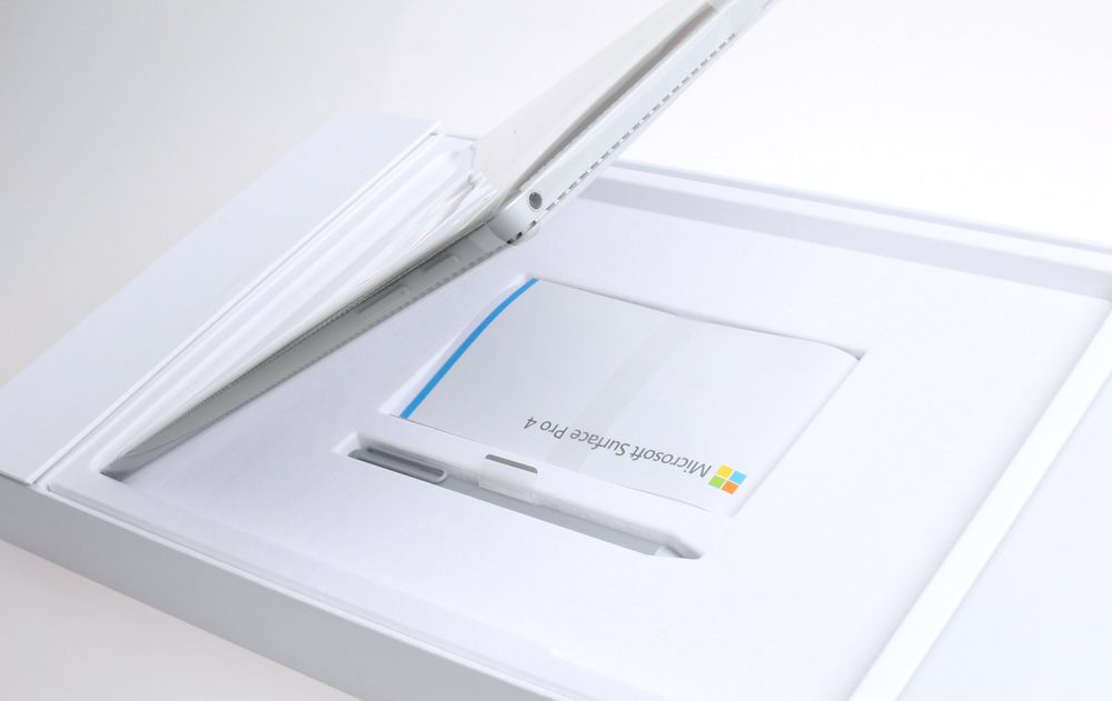 Surface Pro 4 kommer pent innpakket i papp og plast. Penn medfølger.