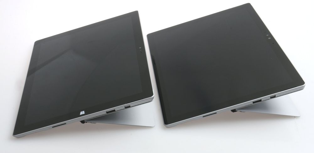 Surface Pro 4s støttebein eller kickstand er identisk med forgjengerens. Pro 4 til høyre, vi merker oss at «windowstast»-merket er fjernet.