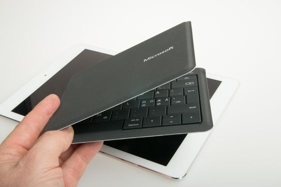 En magnetlås holder tastaturet sammen.
