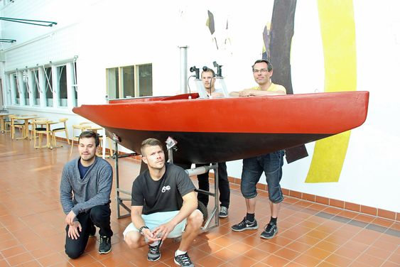 Tre tidligere studenter har utviklet en robotstyrt seilbåt, foran fra venstre Frederic Syversen Avias og Simen Weum, bak fra venstre Mikael Tunge og veileder, høgskolelektor Marius Tannum. 