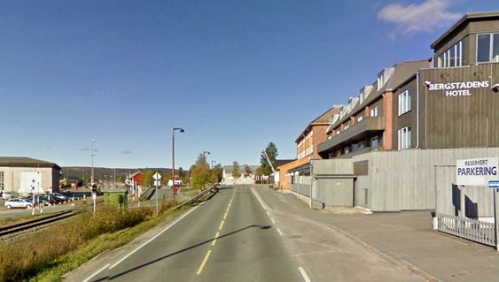Gjennomgangstrafikken er fjernet fra de fleste norske småbyer, men i Røros går fylkesveg 30 fortsatt gjennom en bygate. De som vil ha ansvaret for å vedlikeholde den, må gi anbud innen 17. januar. (Foto: Google)