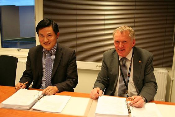 Fv. representant fra SRBG, Saizhong He, og regionvegsjef Torbjørn Naimak. Kontrakten ble signert ved regionvegkontoret i Bodø.   Foto: Statens vegvesen