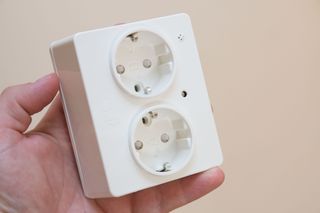 Kontakten bygger noe mer enn vanlige kontakt-lokk.