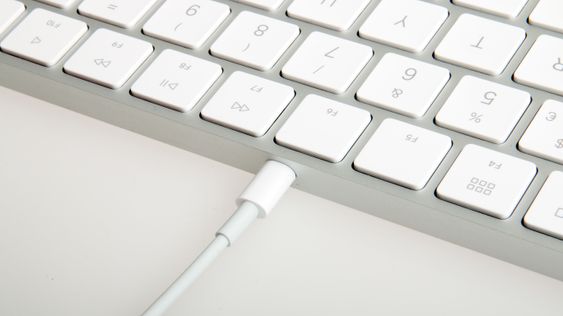 Du lader tastaturet via en Lightning-kontakt på baksiden.
