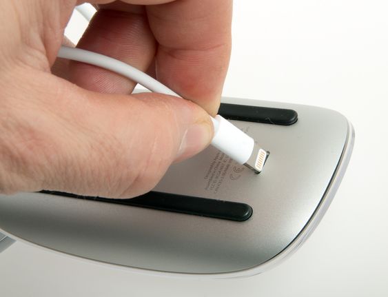 Men i alle dager, Apple! Plasseringen av ladekontakten gjør at du ikke får brukt musen når den lades.