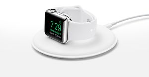 Ladestasjonen lar deg også lade Apple Watch-klokken i sidelengs posisjon.