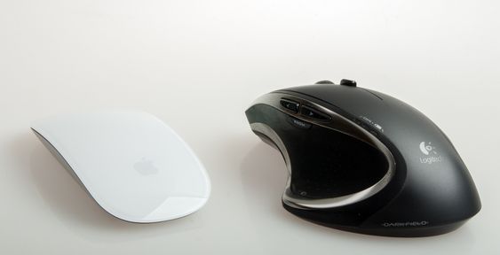 Logitech Performance MX er en mye bedre mus, men den ser jo ikke like lekker ut som Magic Mouse 2.