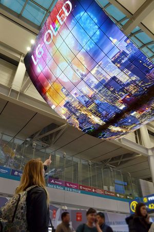 LG sier ingenting om oppløsningen på skjermene, men vi antar at det er <em>minst</em> 290 millioner piksler som henger i taket.