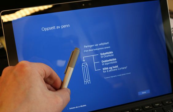 Surface-pennen settes opp under første gangs oppstart og kan brukes til å starte OneNote.