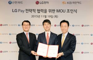 Her offentliggjøres den nye mobilbetalingsløsningen. Fra venstre Shinhan Card-sjef Wi Sung-ho, i midten LG Mobile-sjef Juno Cho og til høyre Kim Duk-soo, sjef for KB Kookmin Card.