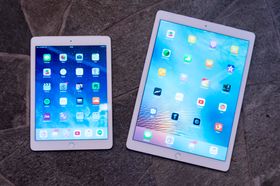 Det nye nettbrettet som Apple er ventet å avsløre den 21. mars får samme størrelse som iPad Air 2 (t.v.) og samme innmat som iPad Pro (t.h.), skal vi tro de seneste ryktene.