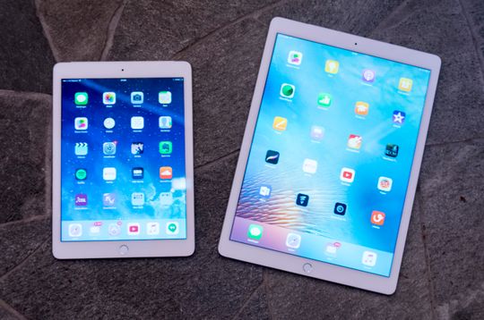 iPad Air 2 ved siden av iPad Pro. I kveld får vi sannsynligvis se en iPad Pro med samme skjermstørrelse som gamle Air 2.