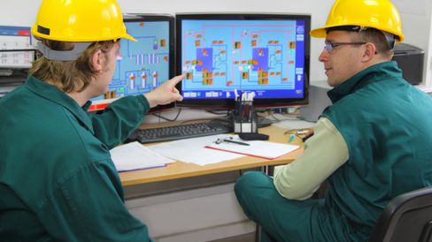 Startet her: Kontrollrommene hadde sin start i industrien, der oversikt og kontroll av prosesser ble samlet på et sted. Foto: Shutterstock.