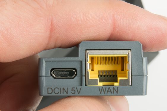 Kobler du til strøm via MicroUSB, samt en Ethernet-kabel, så kan du dele nettverket via wifi.