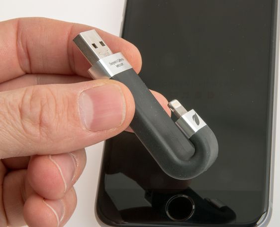 iBridge har en vanlig USB-kontakt i den ene enden og en Lightning-plugg i den andre.