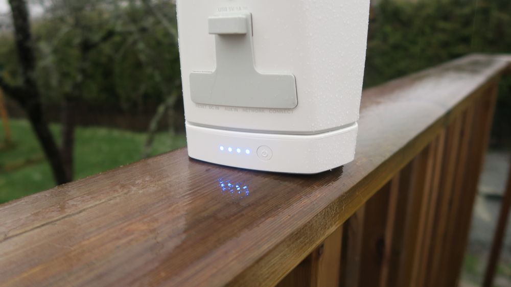 I batteripakken får du med en pakning som gjør Heos 1 bedre rustet mot vær og vind. I tillegg viser noen små dioder hvor mye batteri du har igjen.