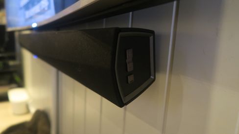 Dette er de eneste knappene på Heos HomeCinema.