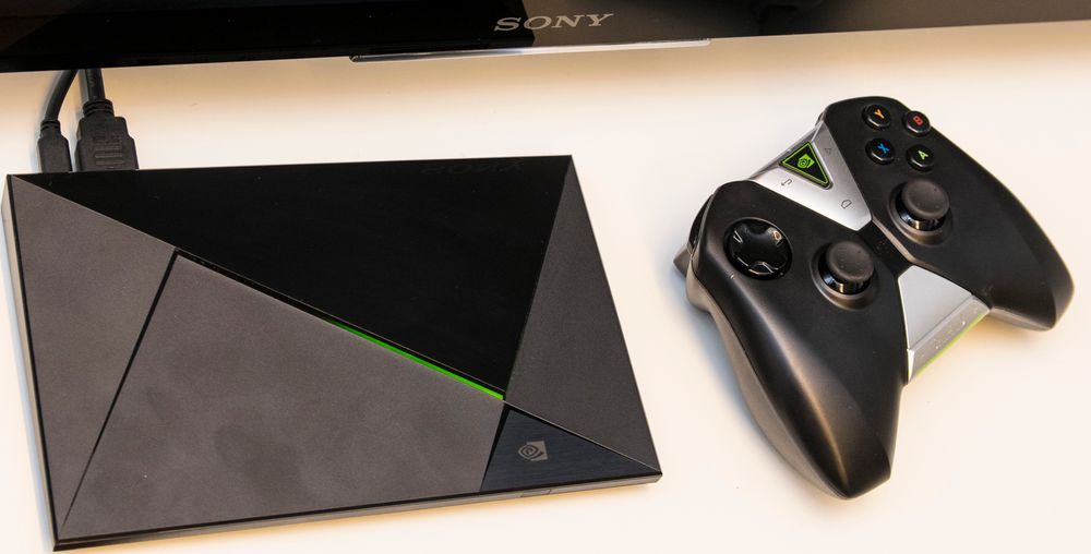 Nvidia Shield tar opp relativt mye plass på TV-benken. Den kommer i utgangspunktet ikke med fjernkontroll, men med trådløs gamepad.