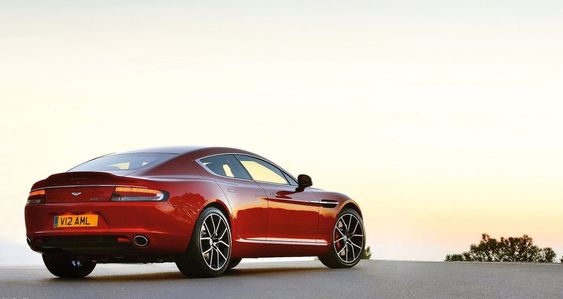 Den firedørs luksussportsbilen Rapide S skal komme i elektrisk versjon, men det betyr ikke at Aston Martin har tenkt å kvitte seg med V12-versjonen med det første. 