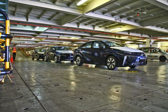 Tre Toyota Mirai rullet i land i Zeebrugge mandag denne uka. 
