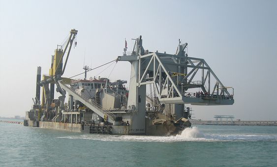 Verdens største mudringsfartøy av typen "cutter dredger", J.F.J. De Nul, er ett av mange som ble brukt for å øke seilingsdybden i Suezkanalen.  